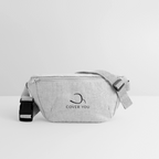 Sac banane COVER YOU gris chiné posé de trois-quarts, sangle et boucle à clip visibles