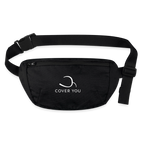 Sac banane COVER YOU noir en coton recyclé, logo blanc imprimé sur la poche avant, vu de face à plat
