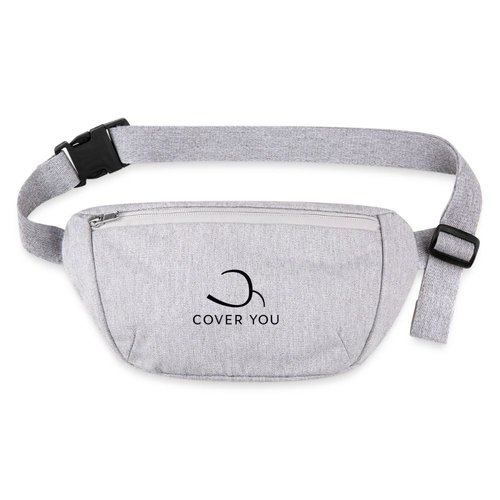 Sac banane COVER YOU gris chiné en coton recyclé, logo noir imprimé sur la poche avant, vu de face à plat