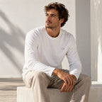 T-shirt homme manches longues L'Essentiel en coton bio, coloris blanc, porté, vu de face